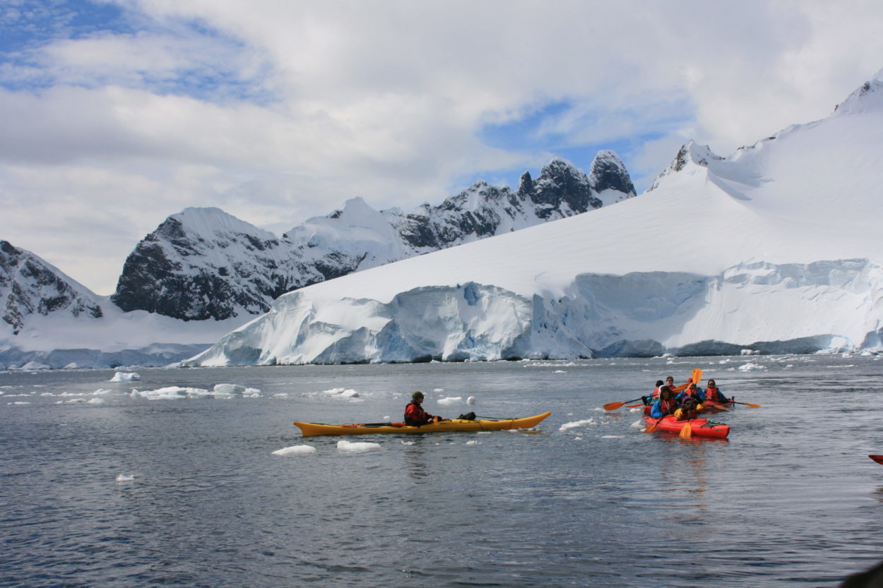 Antartida-kayaking-Dreams-of-Luxury