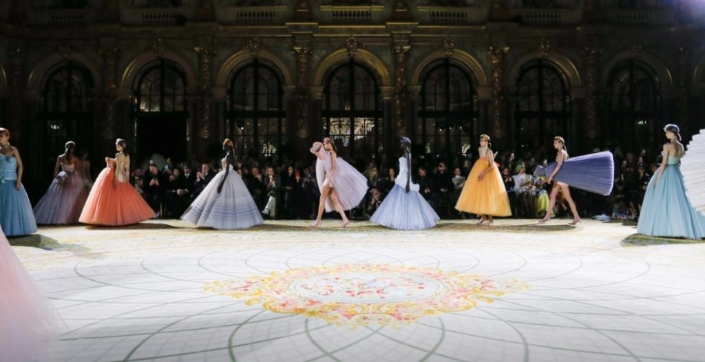 Desfile-paris-Viktor-Rolf-Dreams-of-Luxury