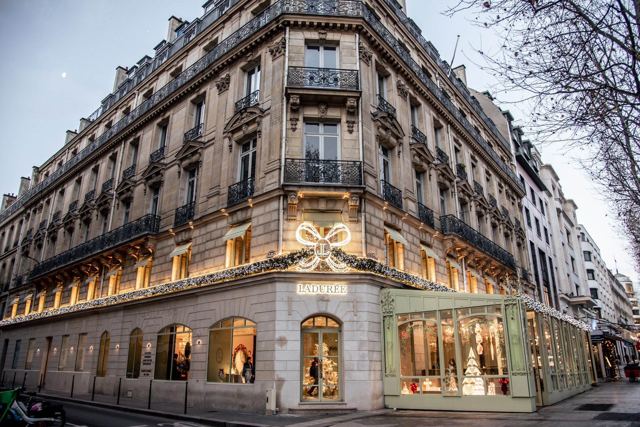 Laduree-Champs_Elysee-exterior-Dreams-of-Luxury