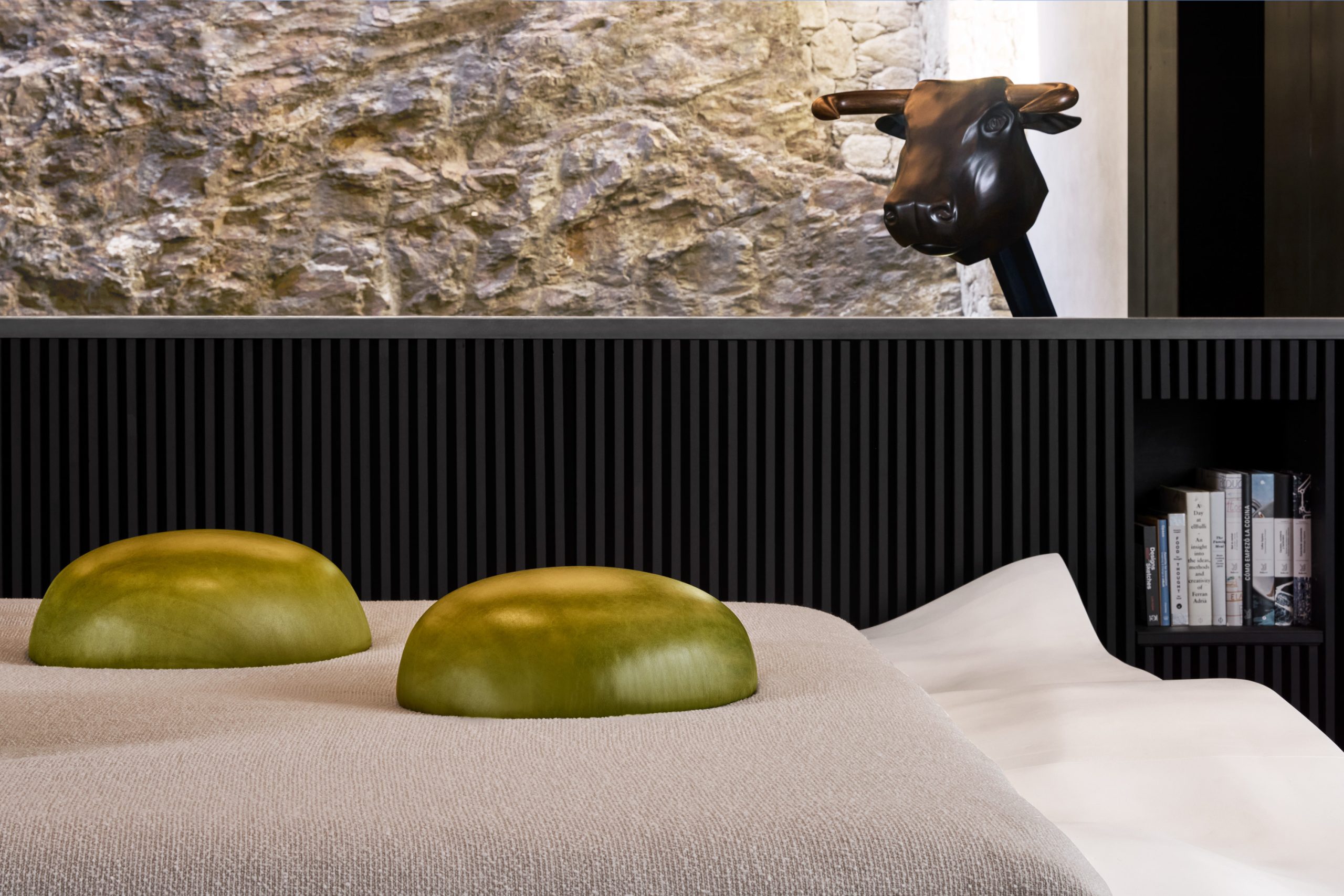 Cama-emplatada-El-Bulli-Airbnb-Dreams-of-Luxury