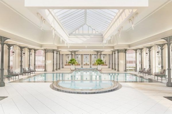 Piscina-hotel-Disneyland-Paris-Dreams-of-Luxury